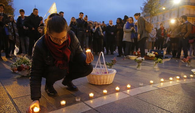 Oraciones, cantos y velas por Notre Dame: la vigilia de los parisinos y turistas [FOTOS]