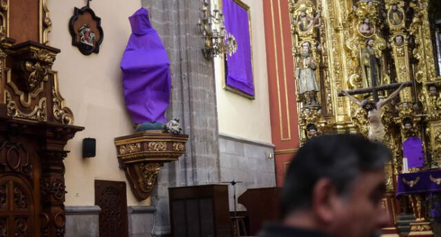 Las medida de la iglesia San Cosme y San Damián llama la atención sobre la violencia contra la mujer que aqueja a México. (Foto: AFP)
