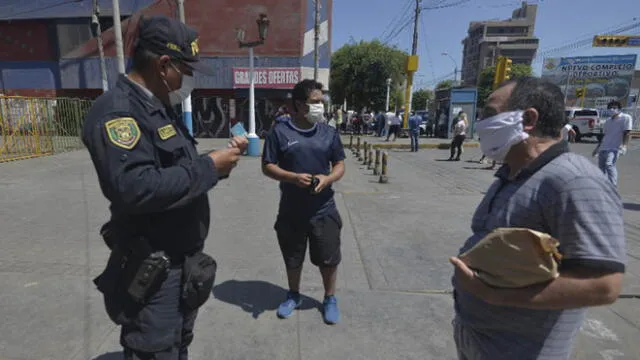 Personas detenidas domingos. Créditos: Javier Arcasi Quispe / La República.