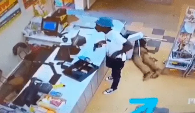 Video es viral en Facebook. Pese a que el delincuente estaba armado, el cliente fue sigilosamente tras él y logró quitarle parte del botín que estaba robando.