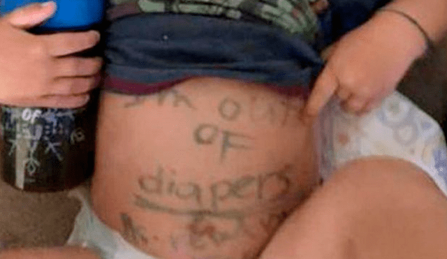 Bebé con el abdomen escrito por una guardería.