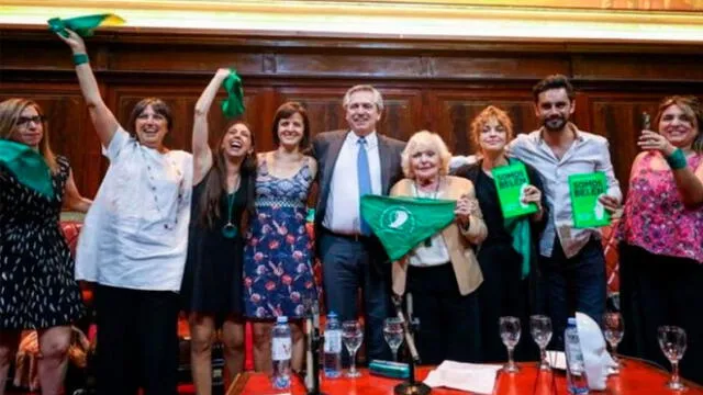 Alberto Fernández junto a un grupo de mujeres feministas en tiempo de campaña. foto: difusión