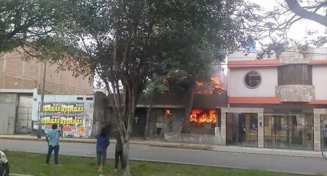 Trujillo: incendio arrasó con vivienda y dos ancianos salvan de morir [VIDEO]