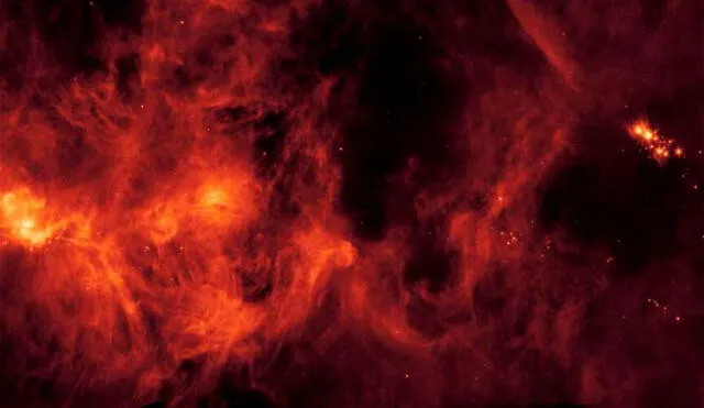 Nube Molecular de Perseo. Se observa el gas y polvo en una región de más de 500 años luz de diámetro, que alberga una gran cantidad de estrellas jóvenes. Crédito: NASA.