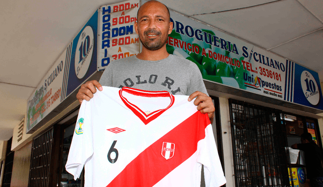 Ricardo Ciciliano posando con la camiseta de la selección peruana. | Foto: GLR