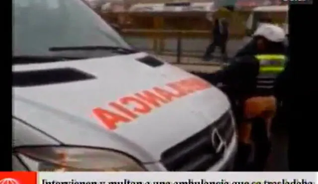 Multan a ambulancia que trasladaba a paciente de emergencia [VIDEO]