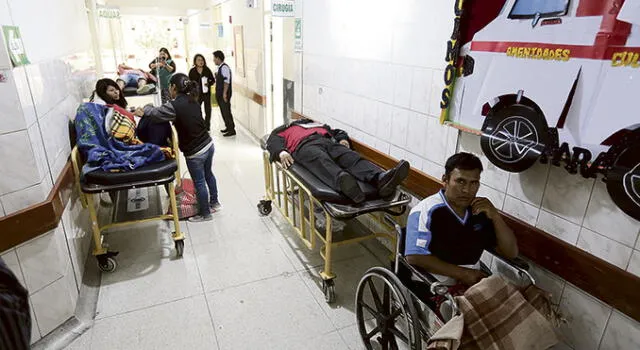 dura realidad. En Emergencia de hospital Goyeneche, se atiende a pacientes en los pasillos.