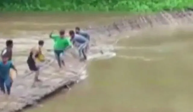 YouTube: Puente se desploma mientras una decena de niños lo cruzan