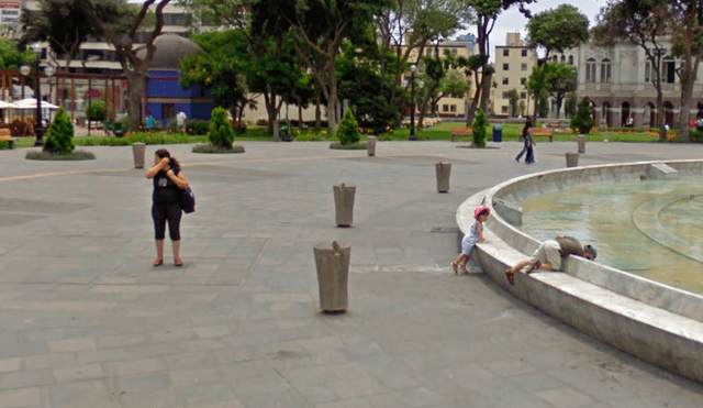 Google Maps: madre peruana es captada en polémica escena que enfurece a usuarios [FOTOS]