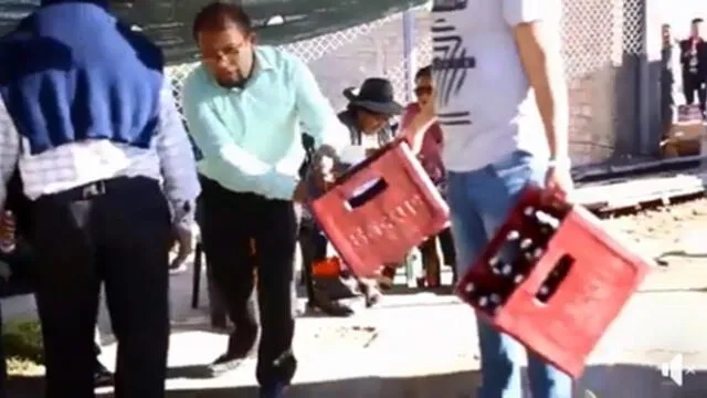 Graban a candidato a la alcaldía de Arequipa Omar Candia entregando cerveza [VIDEO]