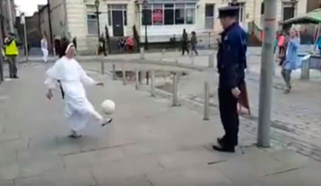 En YouTube, monja sorprende en Internet al dominar un balón de fútbol en plena calle
