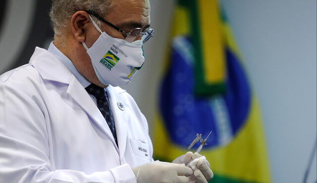 El Ministro de Salud de Brasil, Marcelo Queiroga, sostiene una dosis de la vacuna de Pfizer. Foto: EFE