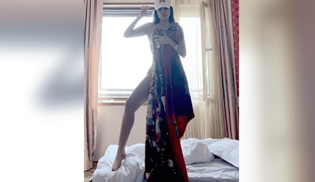 Liziane Gutiérrez desnuda en su habitación, cubierta por sábanas y una gorra con la bandera de Corea del Norte. Foto: Instagram.