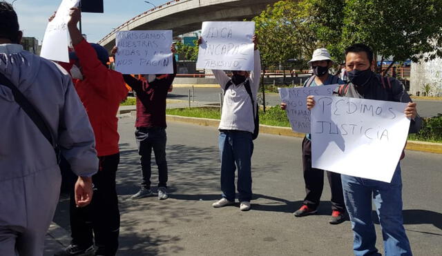 Protesta fue realizada en el frontis del hospital Honorio Delgado. Foto: Elmer Mamani/ La República.