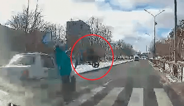 Auto que iba a excesiva velocidad impacta contra coche de bebé [VIDEO] 