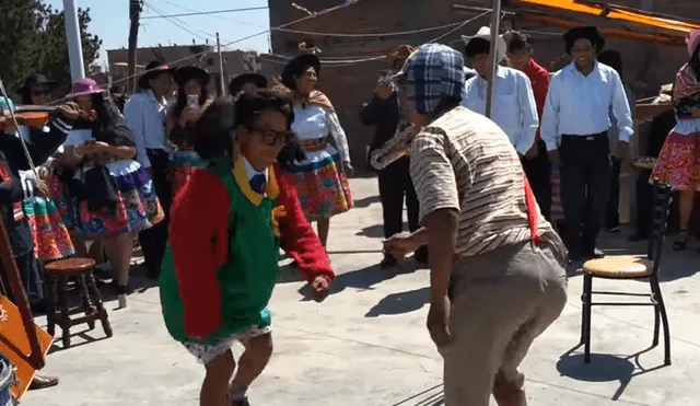 Video es viral en Facebook. Una orquesta peruana sorprendió a todos, luego de que hiciera bailar a estos queridos personajes, mientras Kiko era el violinista. Foto: Captura.