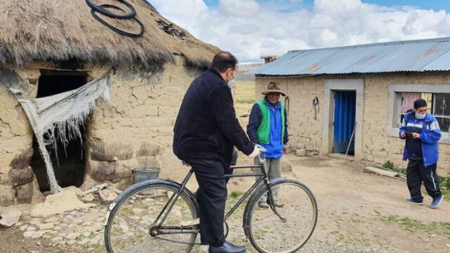 El sacerdote incluso llegó a algunas viviendas a bordo de una bicicleta.