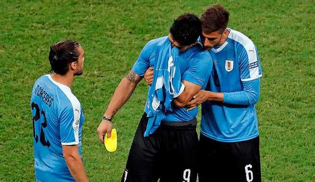 Pedro Gallese se acercó a Luis Suárez para consolarlo tras la eliminación de Uruguay en la Copa América 2019. (Foto: EFE)