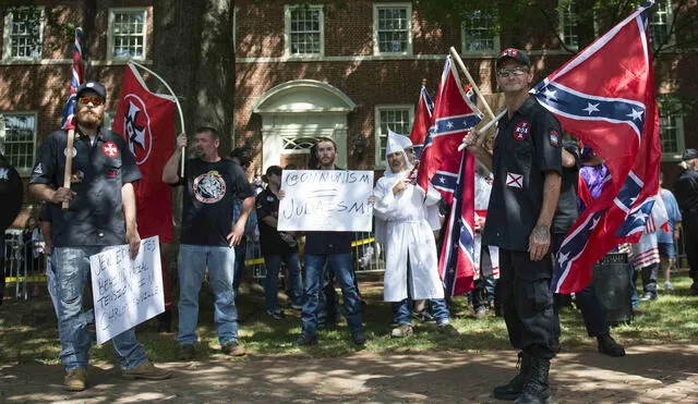 EEUU: Miembros del Ku Klux Klan marcharon bajo abucheos 