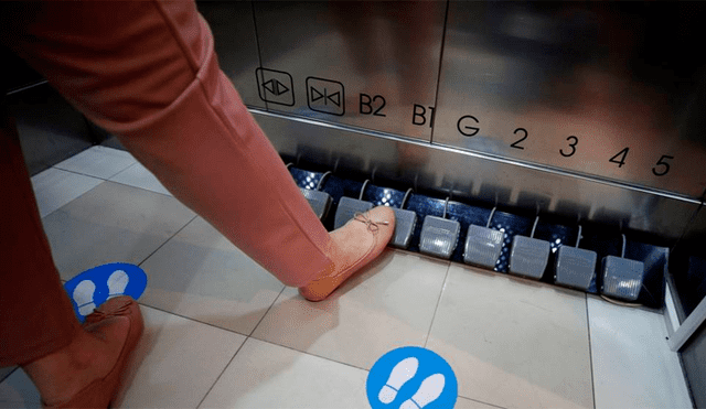 Los pedales están ubicados en el pasillo y los clientes pueden llamar al elevador sin necesidad de tocar los botones.