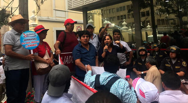 Trabajadores reclaman al Congreso mayor atención a su demanda. Foto: La República