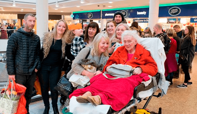 Mujer con cáncer terminal cumple su último deseo: ir de compras a un centro comercial con sus hijas [FOTOS]