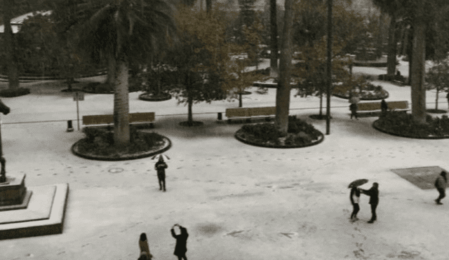Un manto blanco cubre las calles de Santiago tras la primera nevada del año [FOTOS]