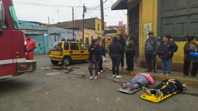 Compañía de bomberos acudieron al lugar para atender a la víctimas, quienes luego fueron llevadas a una clínica. (Foto: Christian Moreno / La República)