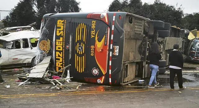destrozado. Bus colisionó con ocho vehículos estacionados dejando 16 fallecidos.