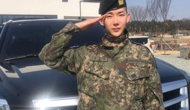 Jo Kwon de 2AM celebra su baja del ejército surcoreano.