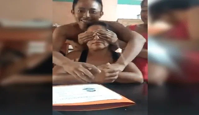 Facebook: Madre tiene tierna reacción al ver el título de médico de su hijo [VIDEO]