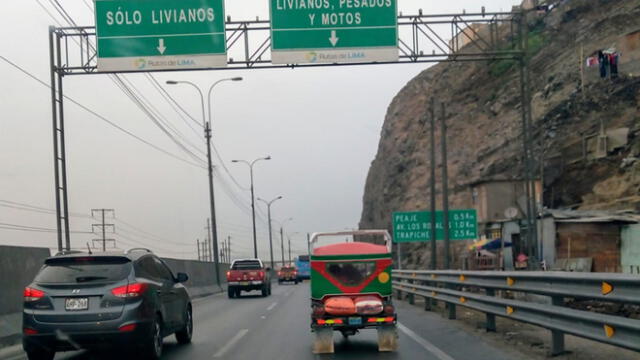 #YoDenuncio: motaxi traslada carga pesada en plena Panamericana Norte [VIDEO]