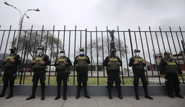 Policías y militares resguardan cementerio Nueva Esperanza de Villa María del Triunfo. Fotos: John Reyes / La República