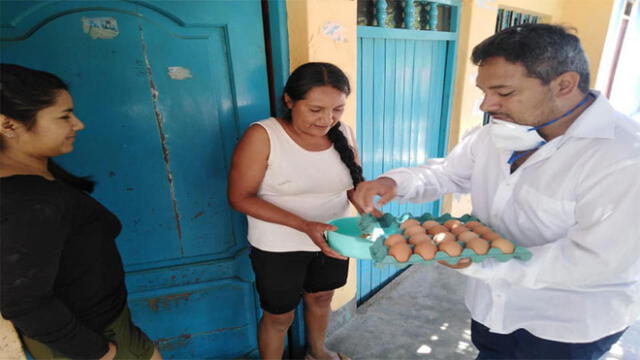 Alberto Fernández se acercó a la zona más vulnerable de la ciudad y repartió huevos y gallinas a los ciudadanos. Fotos: Municipalidad Distrital de Moche