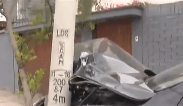 Miraflores: camioneta destruyó poste de luz [VIDEO]