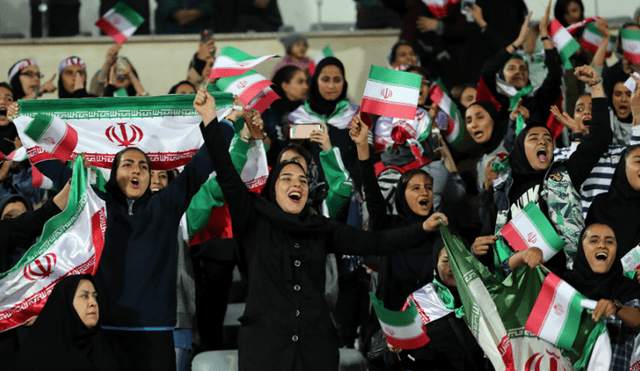 Mujeres pudieron ingresar a un estadio de fútbol en Irán luego de 37 años  
