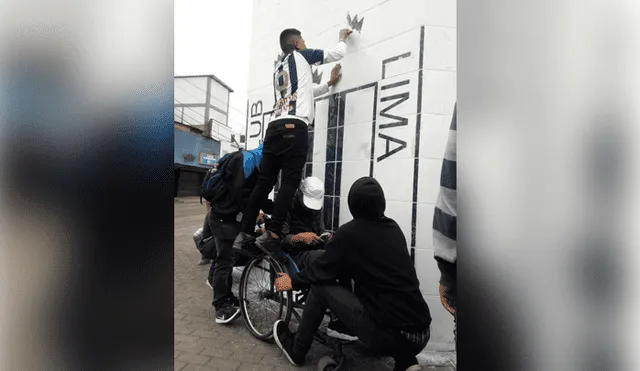 Hinchas de Alianza Lima limpian paredes de explanada del estadio Matute [VIDEO]