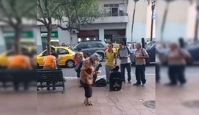Desliza hacia la izquierda para conocer más sobre esta divertida anciana que bailó al ritmo de una pegajosa salsa en plena calle. Foto: captura de TikTok