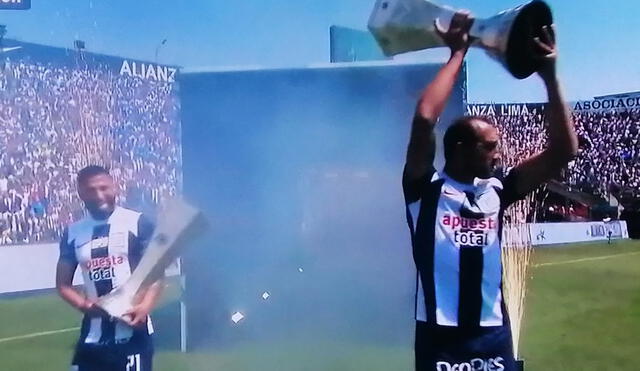 Los íntimos son bicampeones del fútbol nacional. Foto: captura Latina TV