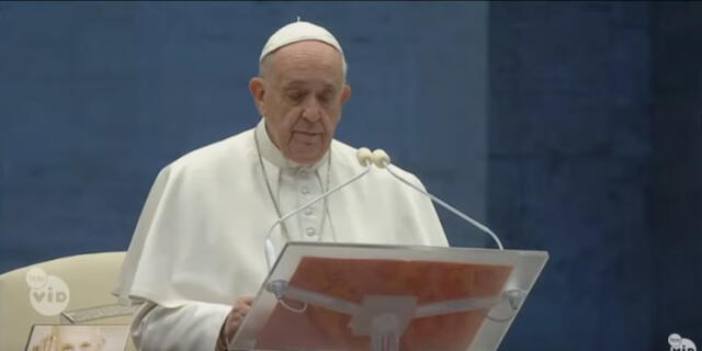Papa Francisco inicia la oración para la bendición ‘Urbi et Orbi’, en Roma.