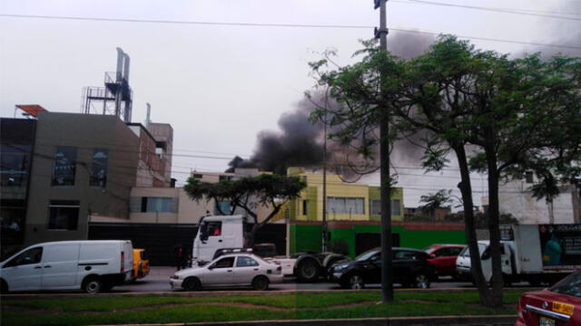 la Molina: vecinos reportan incendio dentro de vivienda