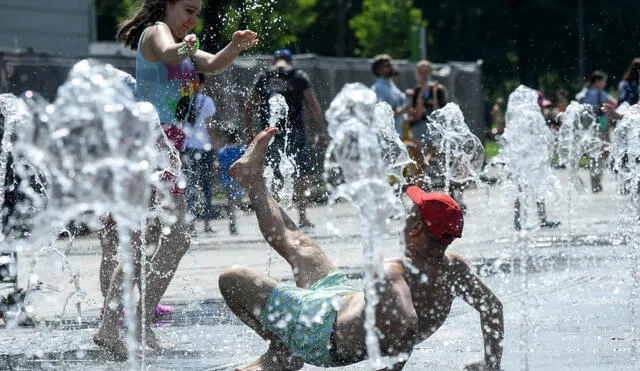 Niños juegan en una fuente del parque Muzeon en Moscú, cuando la temperatura roza los 30 ºC. Foto: AFP.