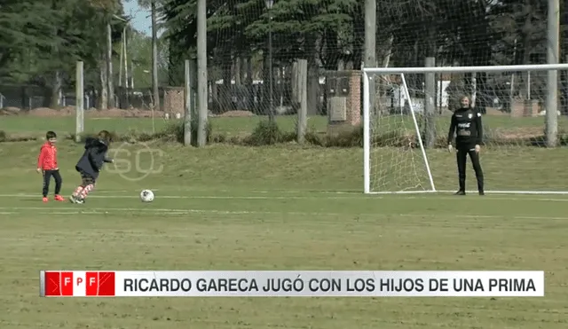 Ricardo Gareca mostró su lado más tierno durante el entrenamiento de la selección peruana en Buenos Aires, Argentina, previo al partido contra Uruguay por Fecha FIFA.
