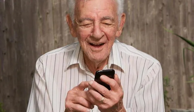 Los mayores sí pueden llevarse mejor con los smartphones. Foto: TeacBeat