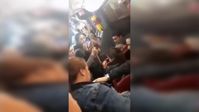 Facebook: sube a un bus y descubre a su esposo con amante y reacciona de esta manera [VIDEO]