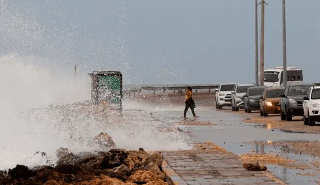 El alcalde de Cartegena de Indias, William Dau, manifestó su preocupación por la posibilidad de que siga lloviendo sobre la ciudad lo que "podría agravar la situación". Foto: EFE