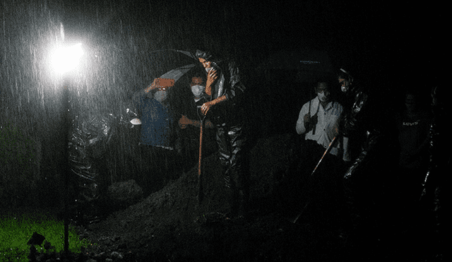 Se entierra un ataúd en Managua, Nicaragua, el 8 de junio de 2020 durante una noche de "entierro exprés", un procedimiento que se ha implementado desde el comienzo de la nueva pandemia de COVID-19.  | Foto: INTI OCON / AFP