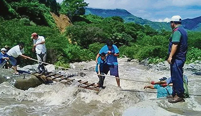 Profesora muere al caer de puente al río Llaucano en la ciudad de Bambamarca