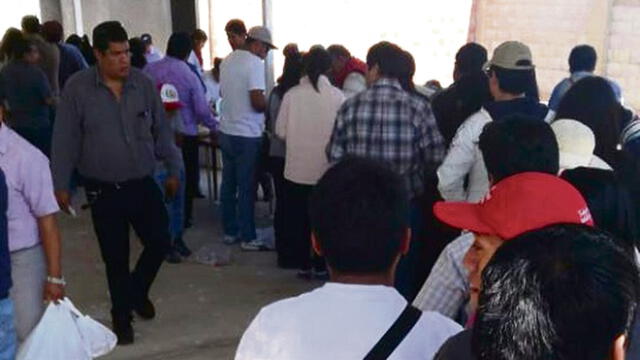 Entregan tickets de pollada a trabajadores a favor de candidato de Tacna