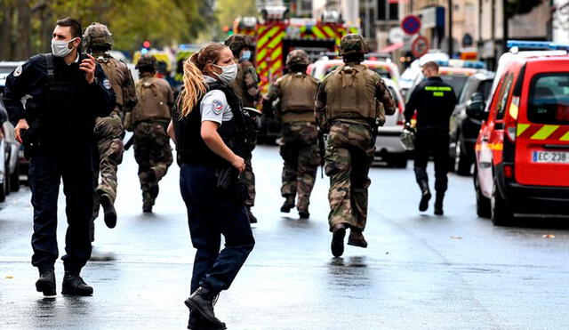 Un fuerte despliegue policial se viene realizando cerca de la exsede de la revista satírica. Foto: AFP